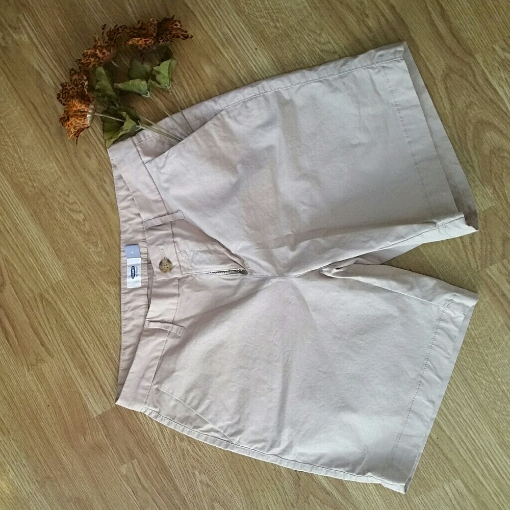 Old Navy creme shorts